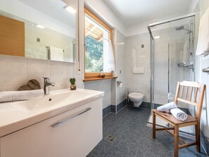 House | Bathroom - Pond View Modern Retreat (Bressanone)