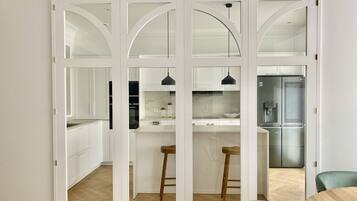 Refrigerador, microondas, horno y lavavajillas