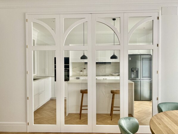 Fridge, microwave, oven, dishwasher