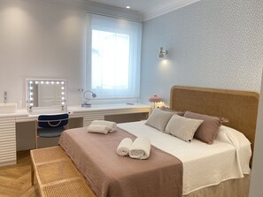 4 bedrooms, iron/ironing board, free WiFi, bed sheets