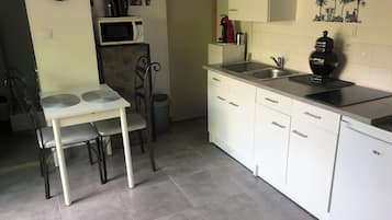 Réfrigérateur, micro-ondes, plaque de cuisson, cafetière/bouilloire