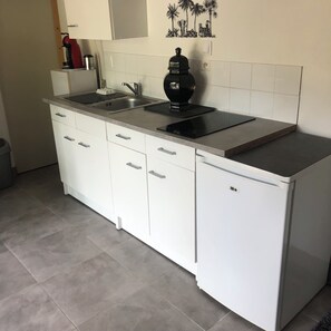 Een koelkast, een magnetron, een kookplaat