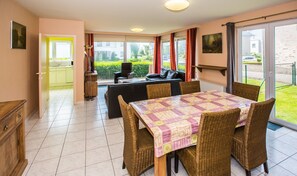 Apartment | Dining - Flat in Koksijde Near Seafront (Middelkerke)