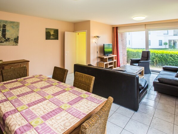 Apartment | Dining - Flat in Koksijde Near Seafront (Middelkerke)