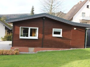 A two-story house with a sloped roof, a brick foundation, and a well-maintained lawn. - Bittner Modern Retreat (Arnsberg)