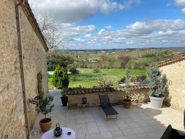 Outdoor dining - Studio Indépendant Avec Terrasse (Saint-Sève)