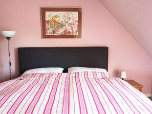 2 chambres, fer et planche à repasser, ameublement personnalisé