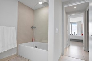 Sèche-cheveux, serviettes fournies, savon, shampoing