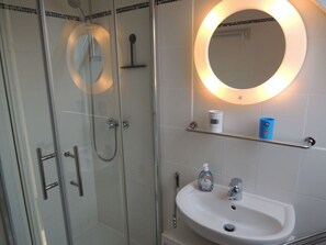 House | Bathroom | Shower, hair dryer - Kustkieker Modern Retreat (St. Peter-Ording)