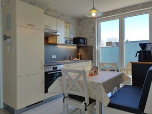 House | Private kitchen | Fridge, microwave, oven, stovetop - Kustkieker Modern Retreat (St. Peter-Ording)