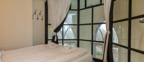 3 bedrooms, bed sheets