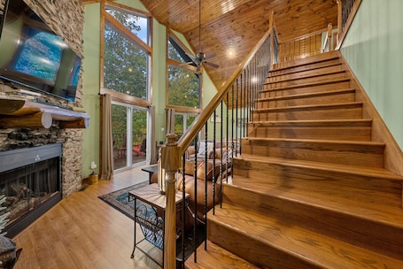 Smart TV, fireplace. The Cozy Nolin Cabin in Mammoth Cave, KY makes for the Perfect Lakefront Getaway