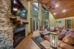 Smart TV, fireplace - The Cozy Nolin Cabin in Mammoth Cave, KY makes for the Perfect Lakefront Getaway (Mammoth Cave)