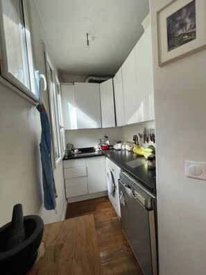 Fridge, oven, stovetop, dishwasher - Appartement Arty et Confortable, au Pied de Montmartre (Paris)
