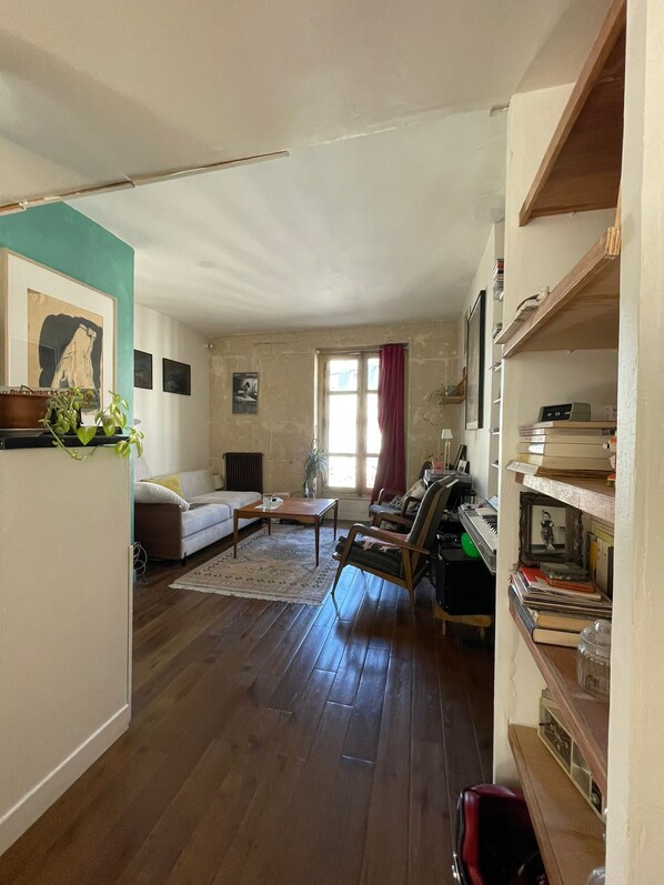 Books, music library, stereo - Appartement Arty et Confortable, au Pied de Montmartre (Paris)