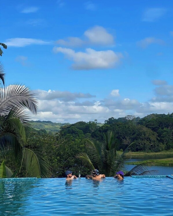 Utendørsbasseng, bassengparasoller og solsenger