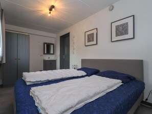 Villa | 4 bedrooms, individually furnished, bed sheets - Waterfront Villa With Sauna (Makkum)