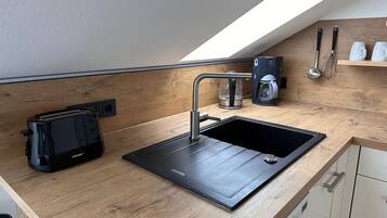 Apartamento | Cozinha privada | Chaleira elétrica, torradeira, cadeirão de bebê