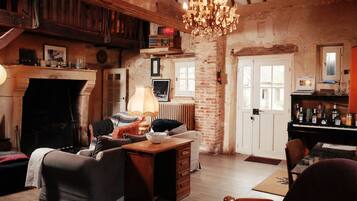 Smart TV, fireplace, video games, DVD player