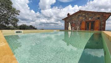 Una piscina techada, una piscina al aire libre