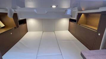 Mobile Home | 4 bedrooms, bed sheets