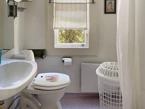 House | Bathroom - 4 Star Holiday Home in NYE (Nye)