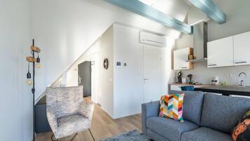 Apartment | Private kitchen | Electric kettle, toaster, cookware/dishes/utensils