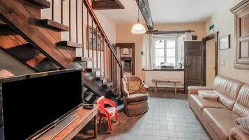 House | Ruang tamu | Pendiangan