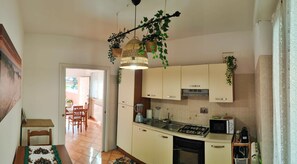 Fridge, microwave, oven, stovetop - 3 Bedroom Villa in Fregene (Fregene)