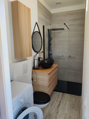 Haartrockner, Handtücher, Seife, Shampoo