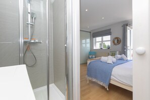 3 bedrooms, desk, iron/ironing board, WiFi