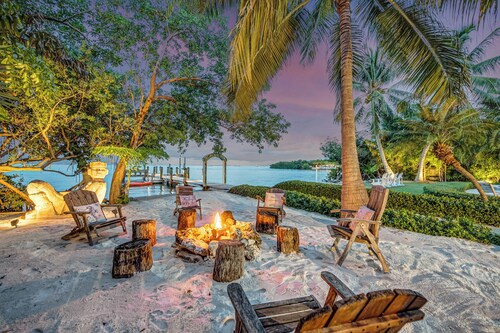 Waterfront, boat dock, private oasis in the heart of Islamorada! Pool & Sunsets!