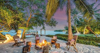 Waterfront, boat dock, private oasis in the heart of Islamorada! Pool & Sunsets!