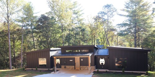 Gotham City Cabins!!!
Secluded “Custom Modern Cabin” overlooking Private Pond.