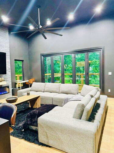 Gotham City Cabins!!!
Secluded “Custom Modern Cabin” overlooking Private Pond.