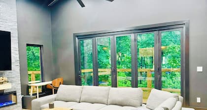 Gotham City Cabins!!!
Secluded “Custom Modern Cabin” overlooking Private Pond.