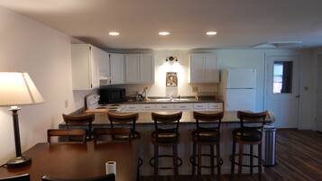Premium Apartment, 2 Bedrooms, Non Smoking, Kitchen | Private kitchen | Cookware/dishes/utensils