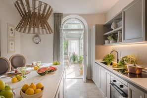 Kühlschrank, Mikrowelle, Ofen, Geschirrspüler