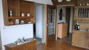 A traditional kitchen with wooden cabinets, a built-in oven, and a tiled backsplash. - With Lake and Alpine View (Immenstaad am Bodensee)