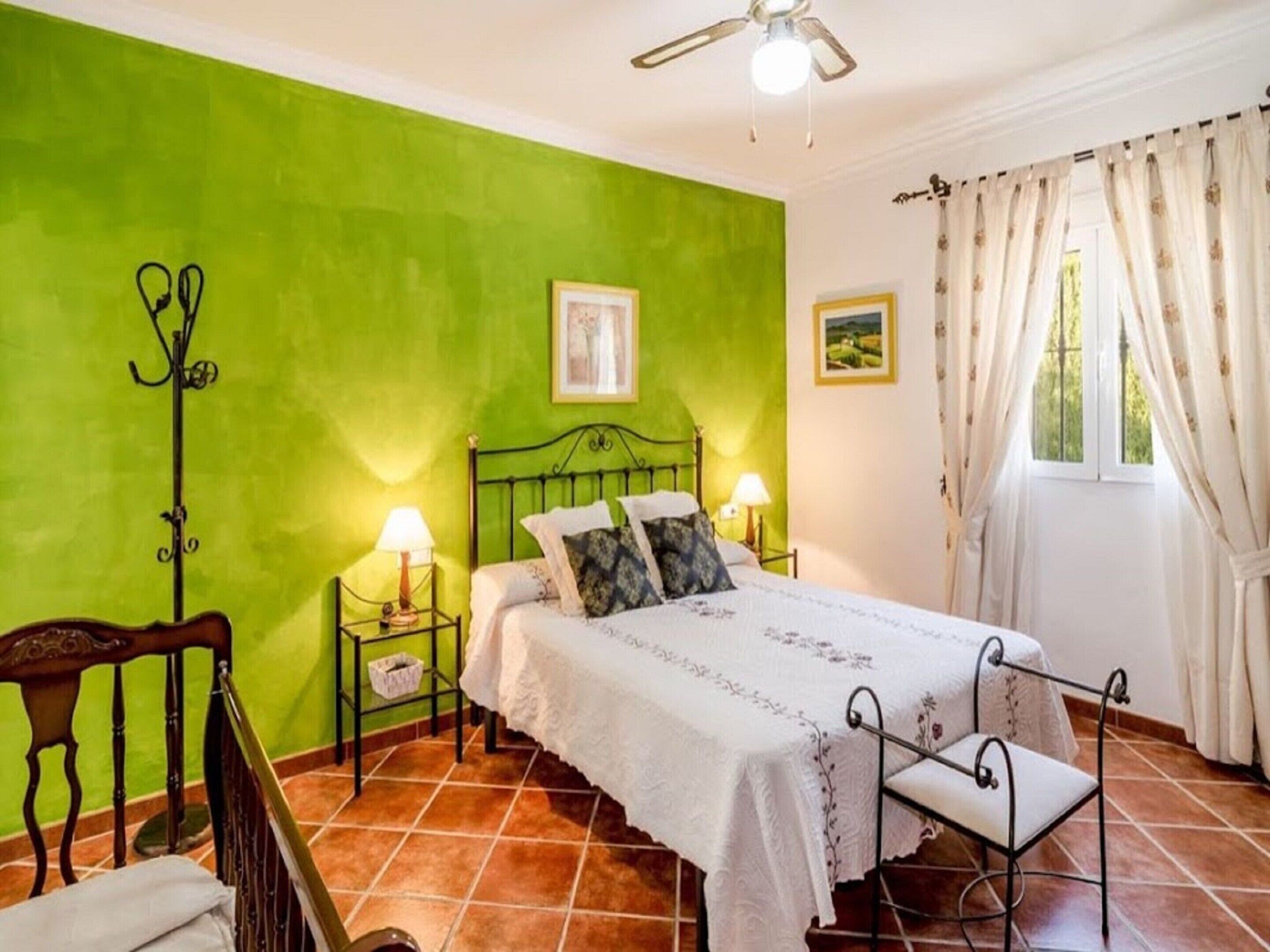 3 bedrooms, individually furnished, iron/ironing board