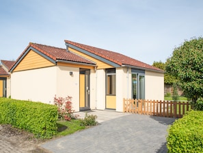 Exterior - Spacious Holiday Home With Terrace (Zevenhuizen)