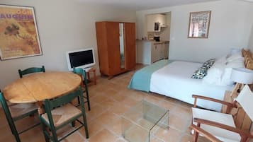 2 bedrooms, bed sheets
