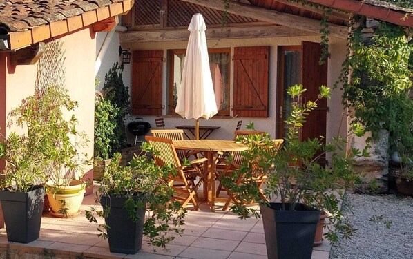 Outdoor dining - Les Gites de Campardon - Tournesols et Coquelicots (Monties)