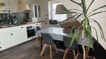 Căn hộ | Bếp riêng | Lò nướng, ấm điện, lò nướng bánh mì, ghế cao cho trẻ em