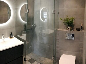 House | Bathroom - 4 Star Holiday Home in Averoy (Averoy)
