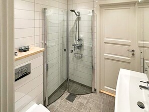 House | Bathroom - 4 Star Holiday Home in Averoy (Averoy)