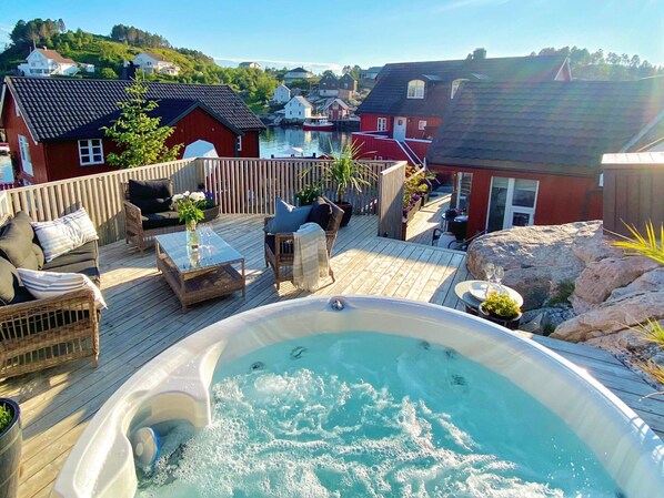House | Outdoor spa tub