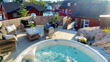 House | Outdoor spa tub