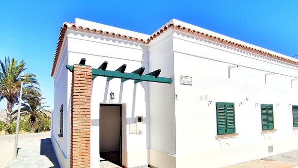 A building with a white facade, a green door, and shutters. - Belvilla by OYO Villa Cepillo I (Nijar)