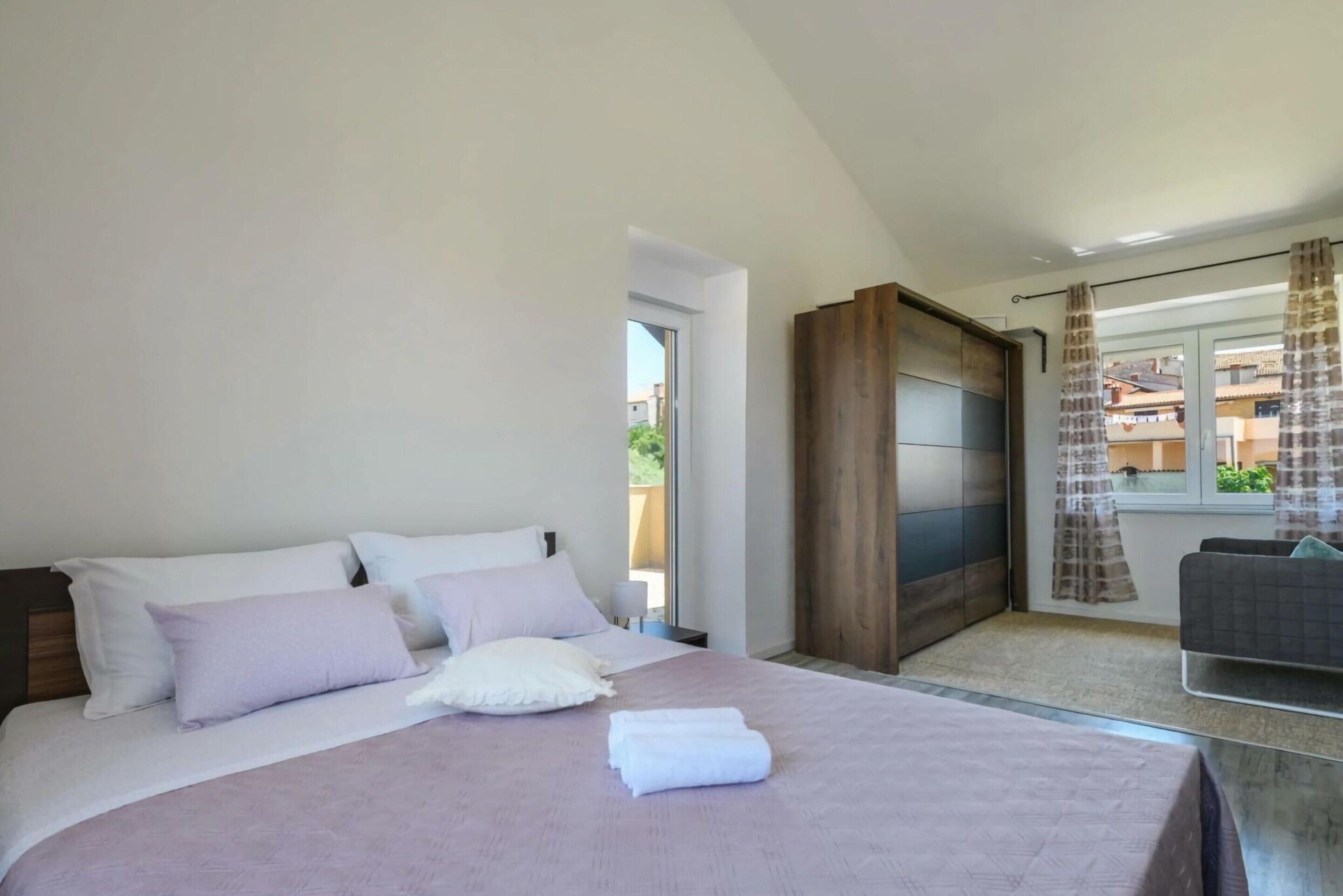 2 bedrooms, iron/ironing board, individually furnished
